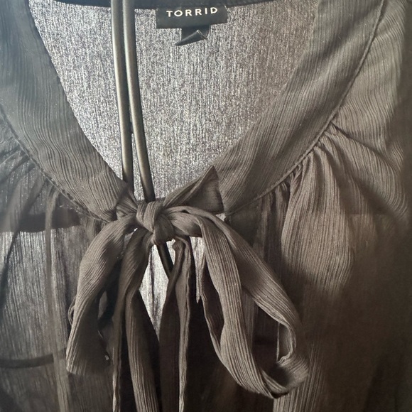 Beautiful tie blouse - Picture 3 of 6